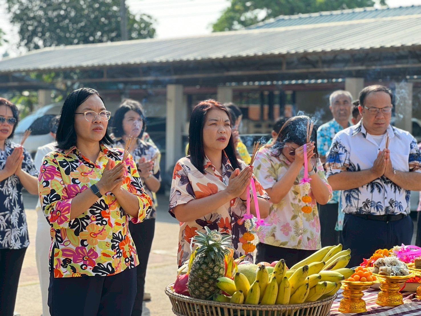 title - ส.ป.ก. ยโสธร จัดพิธีเจริญพระพุทธมนต์ทำบุญถวายภัตตาหารเพลแด่พระสงฆ์ พิธีสักการะศาลเจ้าที่และสิ่งศักดิ์สิทธิ์ประจำสำนักงาน เนื่องในเทศกาลวันขึ้นปีใหม่ไทย